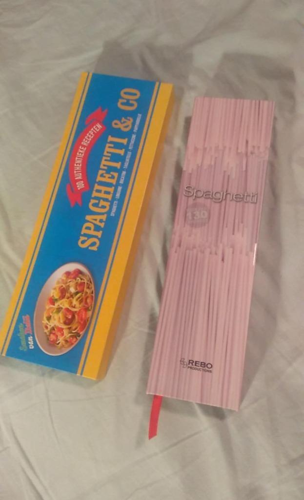 spaghetti kookboeken in de vorm van een spaghettiverpakking, Ophalen of Verzenden, Italië