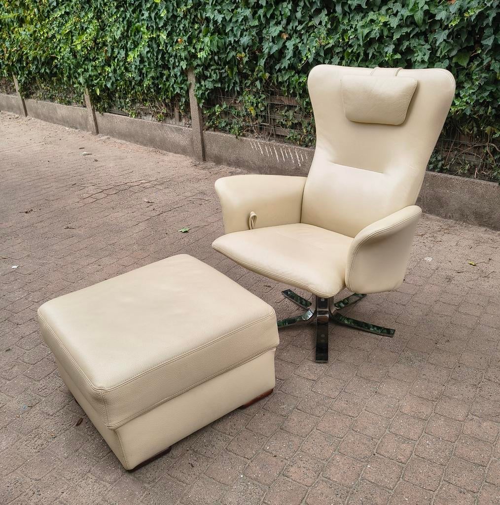 NIEUWSTAAT - Luxe Lederen Relax fauteuil Montel met Poef, Huis en Inrichting, Ophalen, Zo goed als nieuw