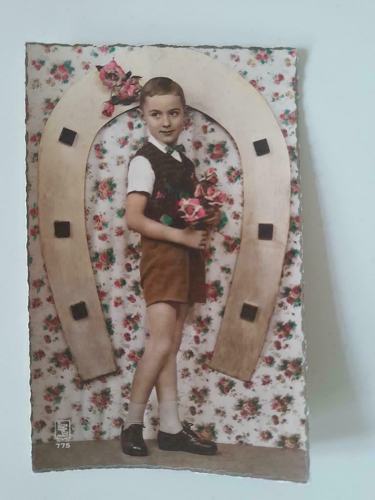 Postkaart 1920 - jongen met hoefijzer en bloemen, Ophalen of Verzenden, Voor 1920, Ongelopen, Kinderen