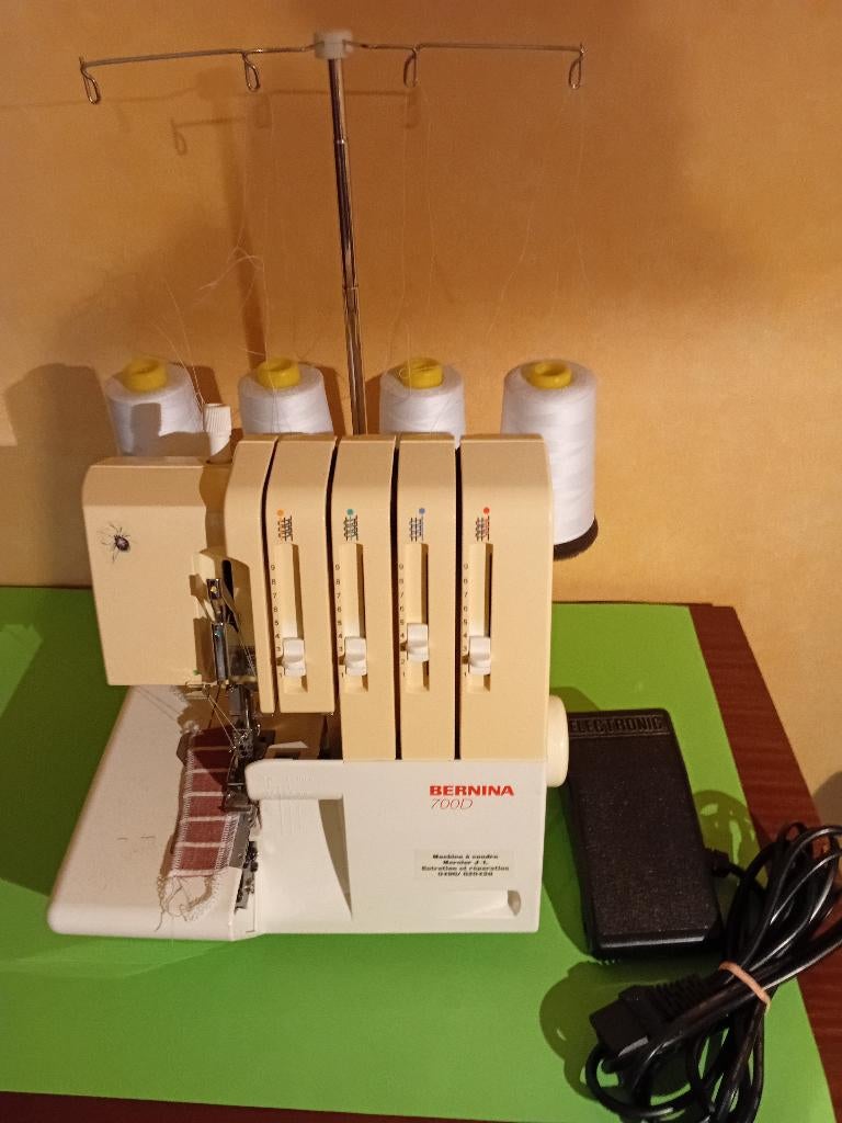 surfileuse-raseuse, Ophalen, Gebruikt, Lockmachine, Bernina