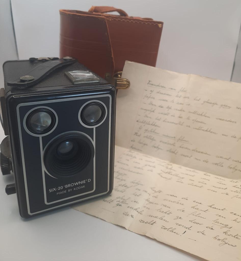 vintage box camera Brownie six-20 model D + tas, Verzamelen, Foto-apparatuur en Filmapparatuur, Fototoestel, 1940 tot 1960, Ophalen of Verzenden