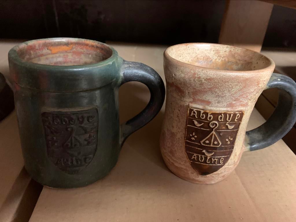 2 anciennes chopes différentes en grès de l’Abbaye d’Aulne, Utilisé, Récipient(s)