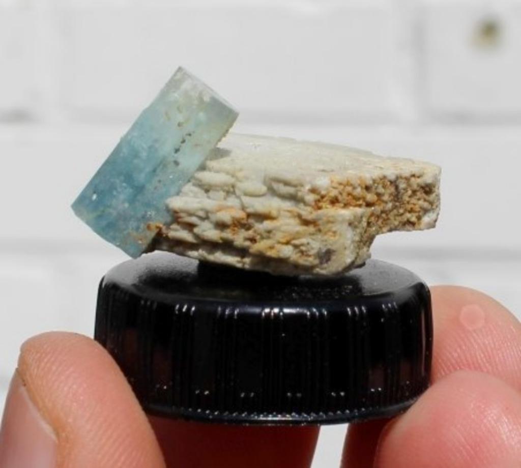 AQUAMARIJN op ORTHOKLAAS uit Erongo in NAMIBIE, Ophalen of Verzenden, Mineraal