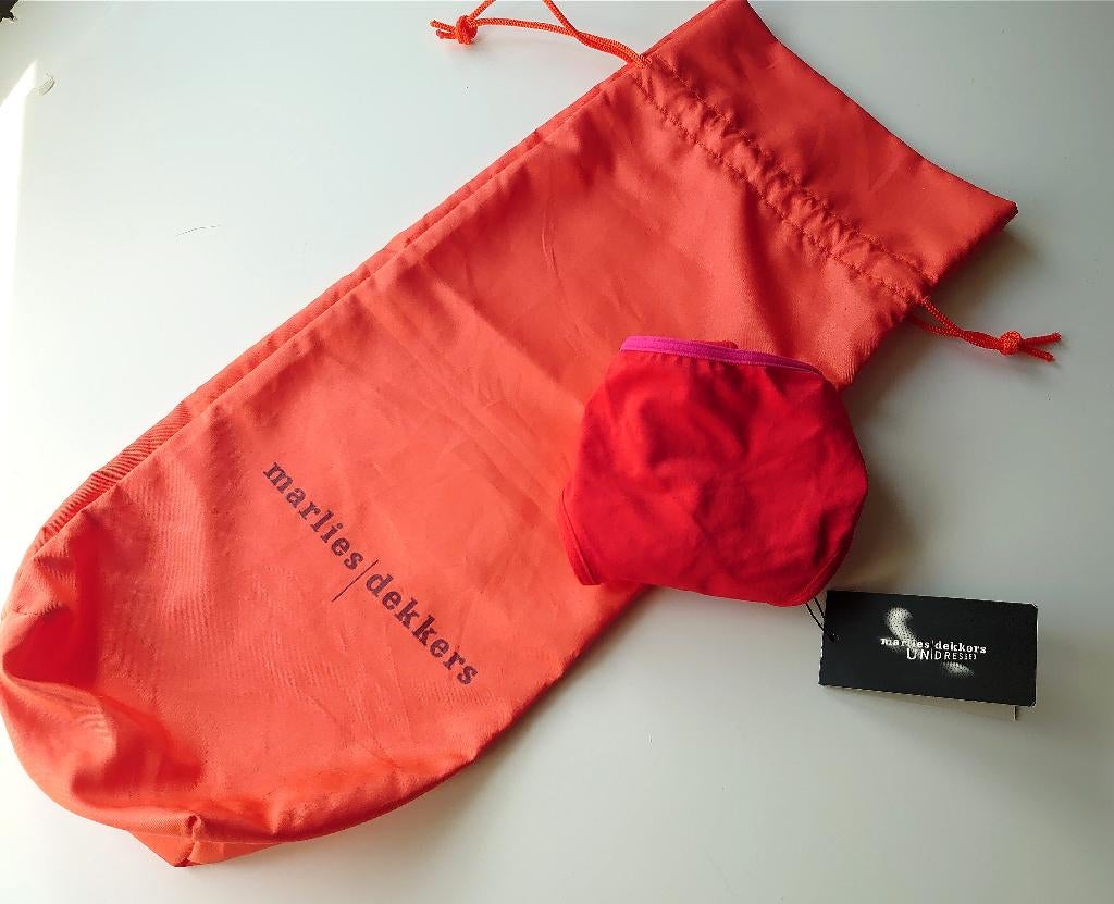 String red/pink + stofzak - Marlies Dekkers - Nieuw, MARLIES DEKKERS, Ophalen of Verzenden, Rood, String