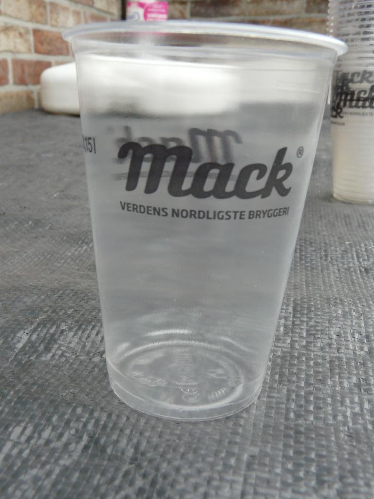 Nieuwe plastiek bekers van brouwerij Mack Trømso Noorwegen, Verzamelen, Ophalen, Nieuw, Overige typen