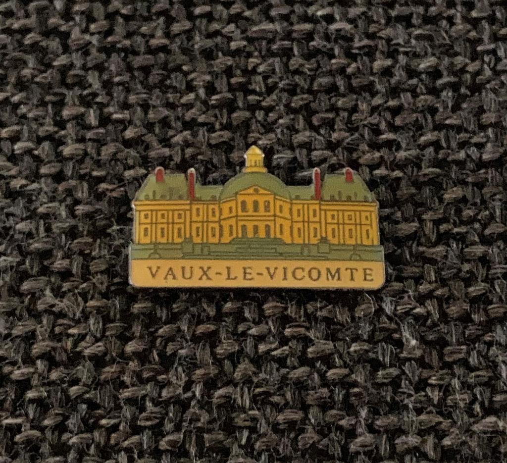 PIN - VAUX-LE-VICOMTE - CHATEAU - MAINCY - FRANCE  FRANKRIJK, Verzamelen, Verzenden, Gebruikt, Stad of Land, Speldje of Pin