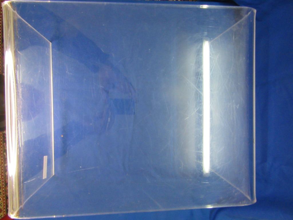 vintage salontafel van plexiglas, Huis en Inrichting, Gebruikt, 50 tot 100 cm, Ophalen of Verzenden, Rue georges truffaut 31 4432 alleur