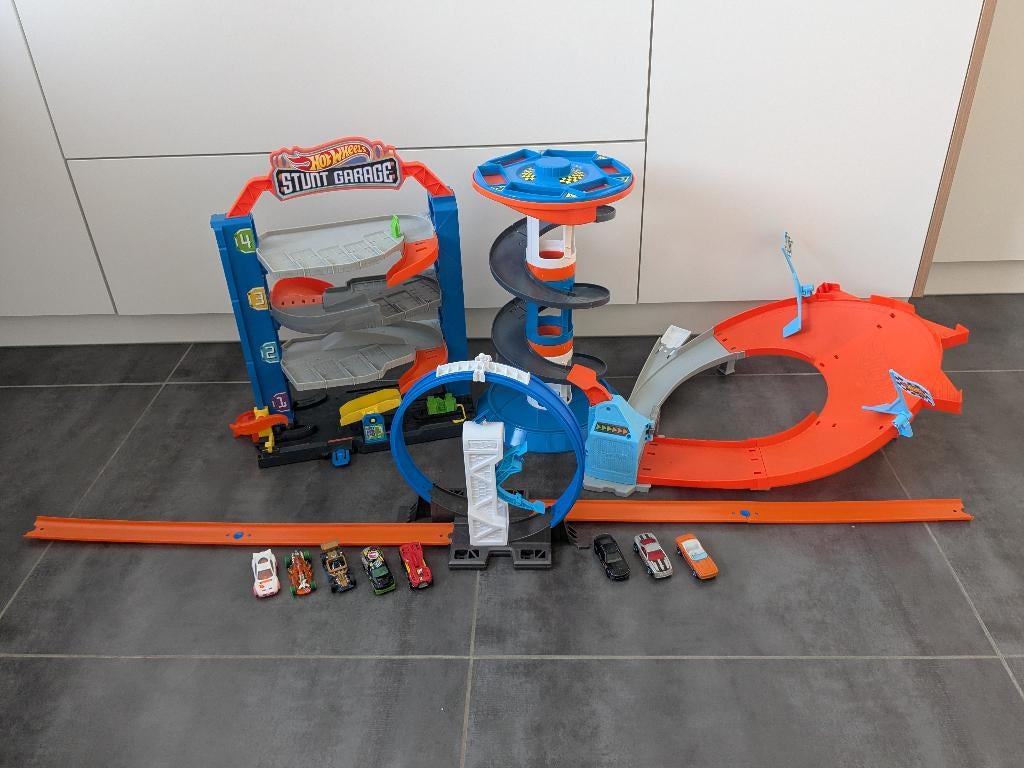 Lot/forfait Hotwheels - garage/terrain de dérivation/boucle, Enfants & Bébés, Jouets | Circuits, Utilisé, Circuit, Manuelle, Hot Wheels