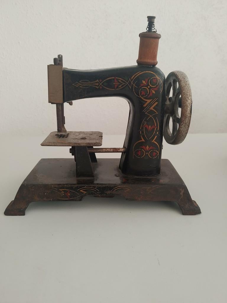 Oude naaimachine - speelgoed, Antiek en Kunst, Verzenden