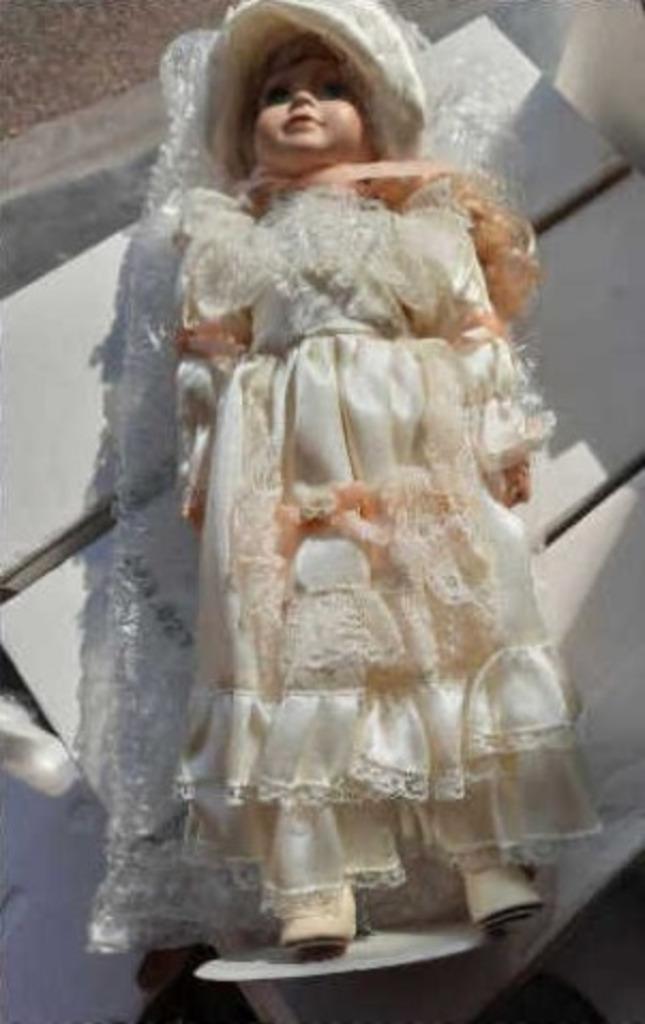 Mooie Porseleinen Pop op Voet ca. 40cm SPLINTERNIEUW in doos, Enlèvement ou Envoi, Neuf, Poupée