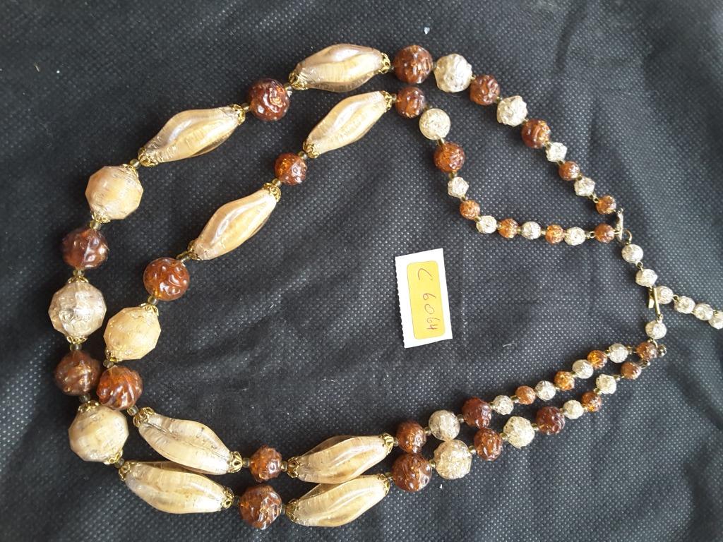 collier de fantaisie 2 rangs 60 - 64 cm beige et brun C6064, Bijoux, Sacs & Beauté, Colliers, Enlèvement ou Envoi, Neuf, Beige