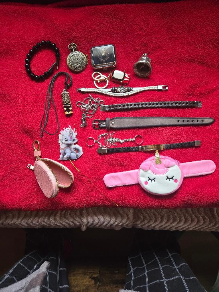 a vendre lot divers bijoux,bracelet, porte clef ,montre, Bijoux, Sacs & Beauté, Envoi, Neuf