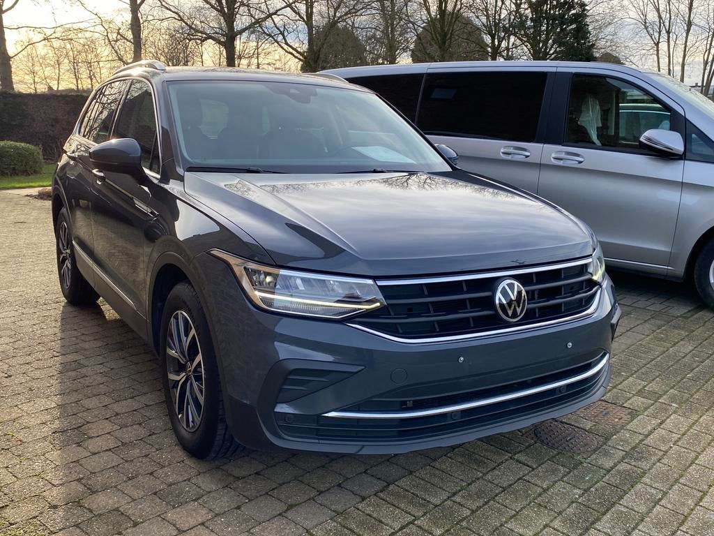 Volkswagen tiguan benzine automaat 9/2021 86000 km, Stof, 4 cilinders, Dealer onderhouden, SUV of Terreinwagen