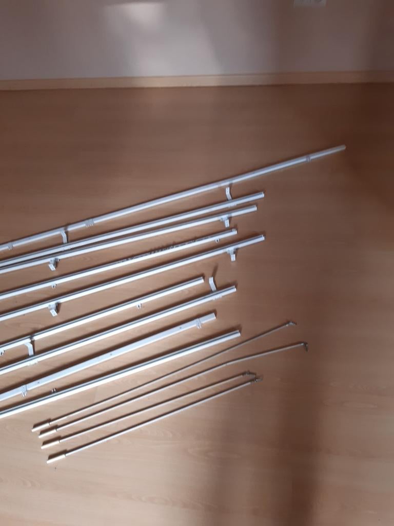 9 tringles à rideaux et 4 crochets., Enlèvement, Comme neuf