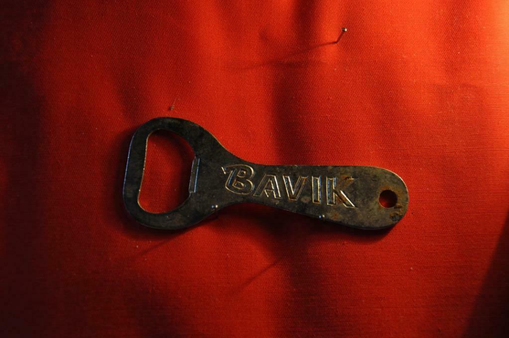 §  decapsuleur  en metal publicitaire bavik (26), Ophalen of Verzenden, Gebruikt, Flesopener, Overige merken