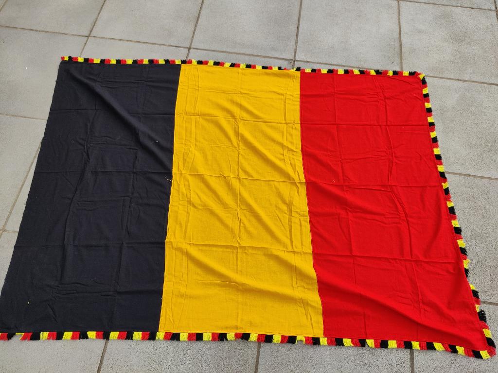 Grand drapeau belge ancien, Divers, Drapeaux & Banderoles, Enlèvement ou Envoi, Comme neuf