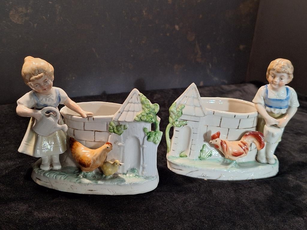 Art nouveau setje van 2 keramieken bloempotjes met figuren., Enlèvement ou Envoi