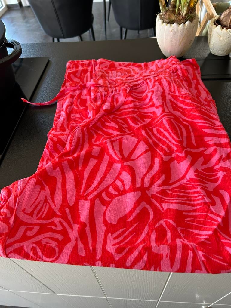Gloednieuwe prachtige rode lange printbroek maat 50, Taille 46/48 (XL) ou plus grande, Enlèvement ou Envoi, Longs, Neuf