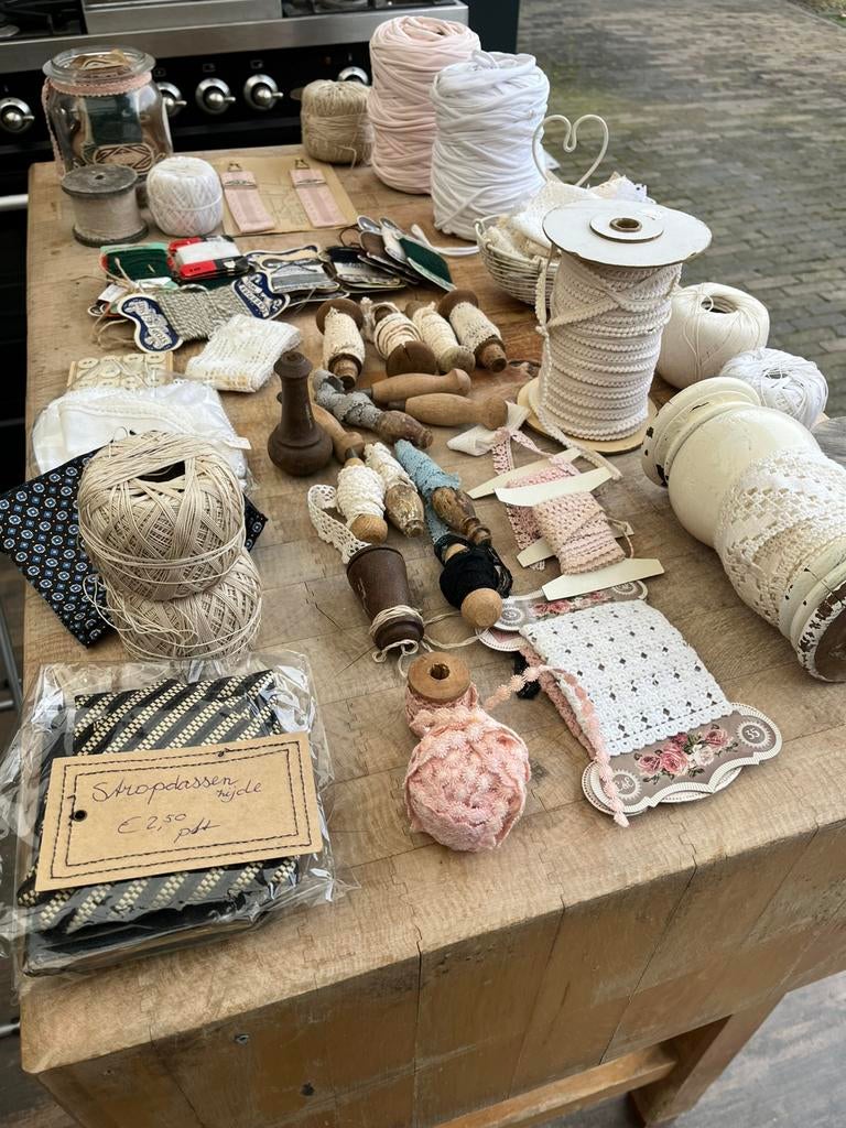 Vintage handwerk verzameling: linnnen, garen,  knopen meer, Hobby en Vrije tijd, Naaien en Fournituren, Ophalen, Zo goed als nieuw