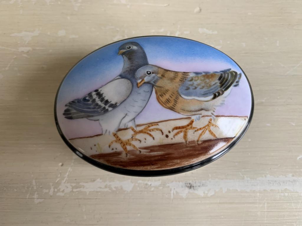 Handgeschilderd porseleinen opbergdoosje., Antiek en Kunst, Curiosa en Brocante, Ophalen of Verzenden