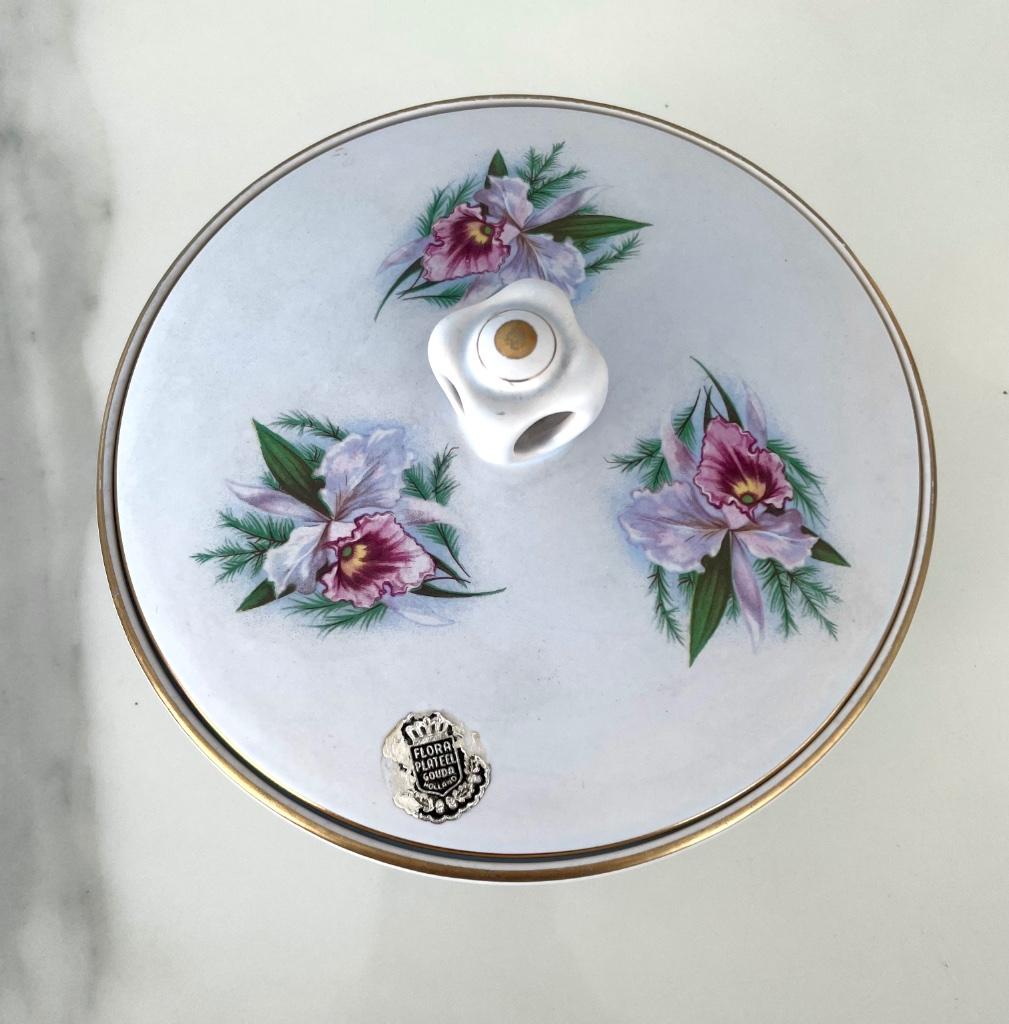 Vintage Flora Gouda plateel handbeschilderd Bonbonnière/ sch, Ophalen of Verzenden