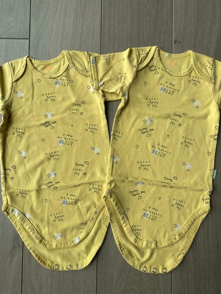 Hema - Set 2 rompers geel. Maat 86/92. Prima staat, Kinderen en Baby's, Babykleding | Maat 86, Nacht- of Onderkleding, Jongetje of Meisje