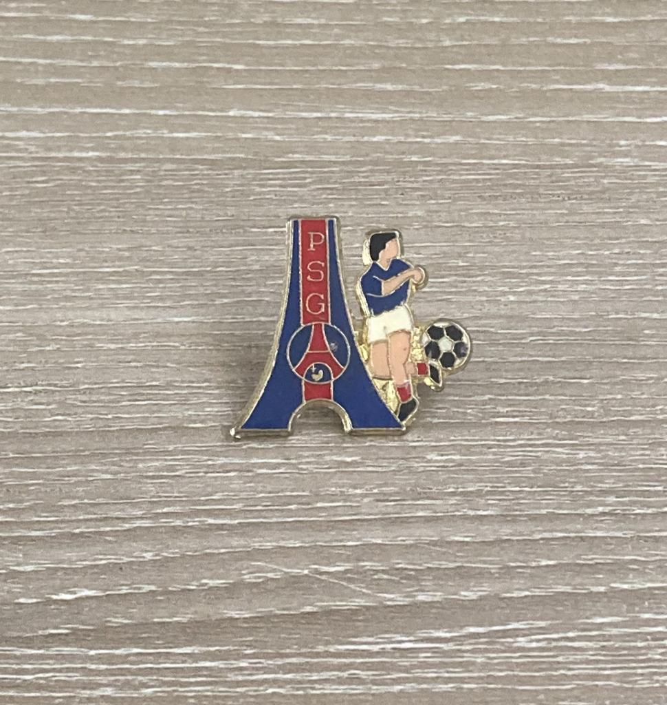PIN - PSG - PARIS SAINT-GERMAIN - FOOTBALL - VOETBAL, Verzenden, Gebruikt, Sport, Speldje of Pin