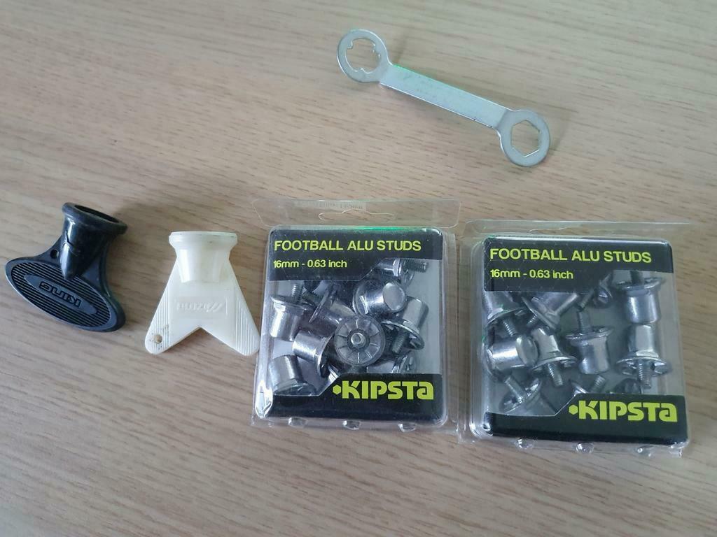 2 doosjes metalen voetbalstuds Kipstra + materiaal, Ophalen, Nieuw, Schoenen
