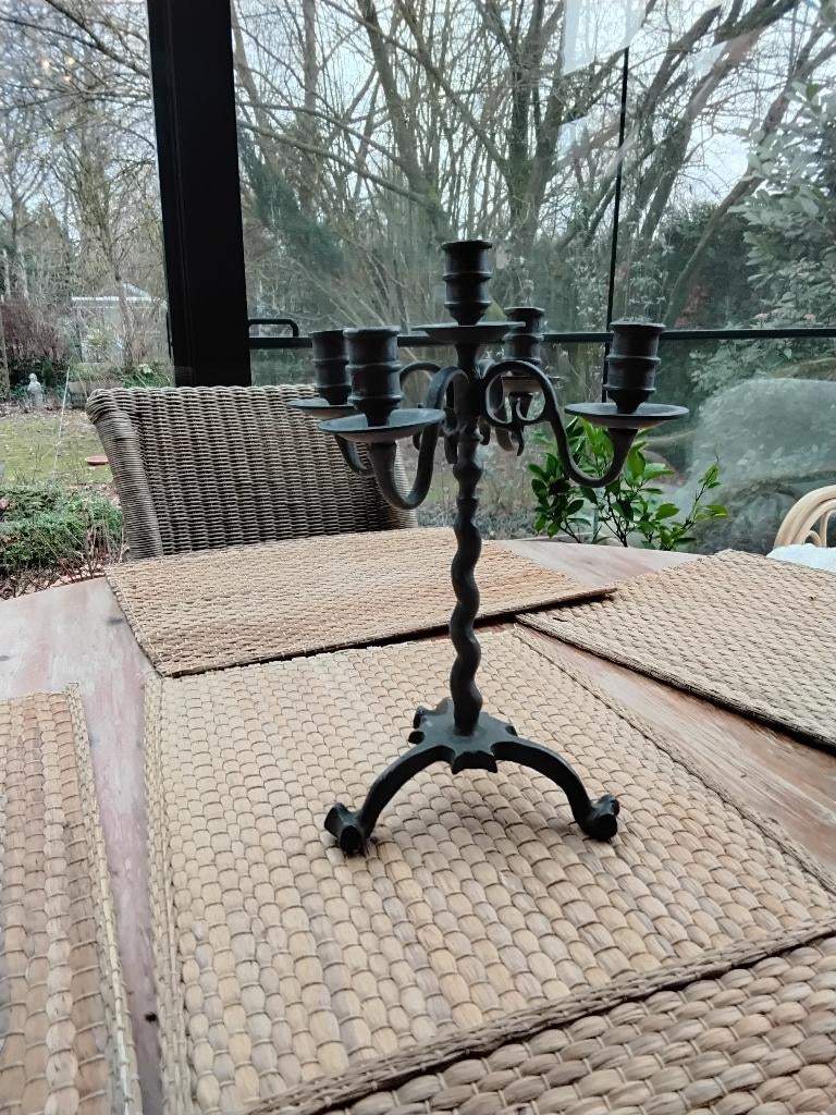 Chandelier en étain, Enlèvement