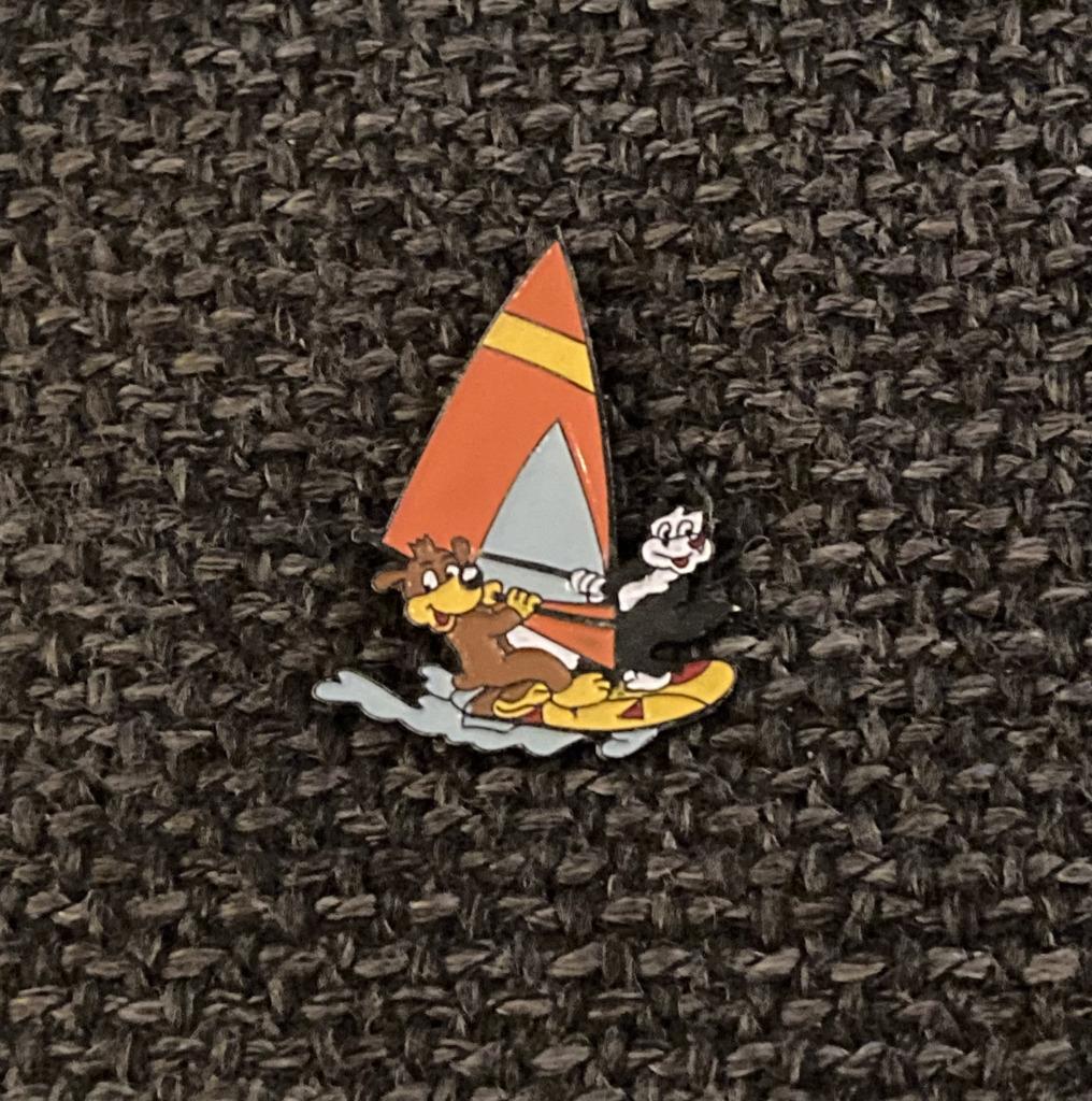 PIN - SURF - SURFEN - SURFING - KAT - HOND - CHAT - CHIEN, Envoi, Utilisé, Animal et Nature, Insigne ou Pin's
