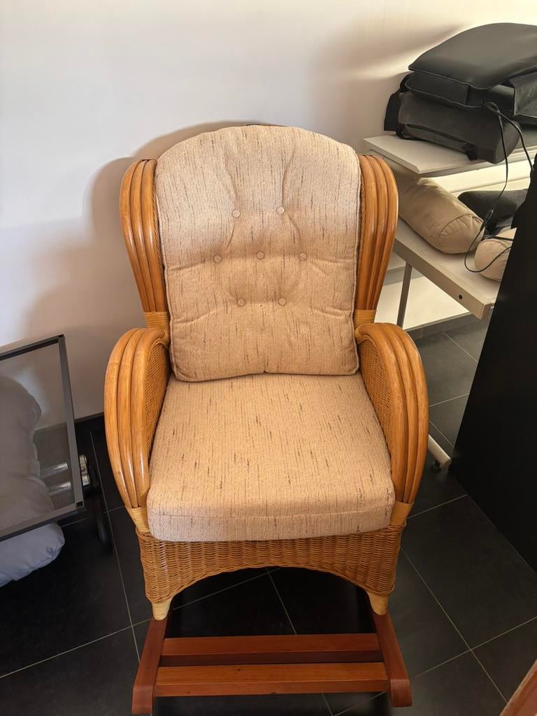 Schommelstoel, Ophalen, Zo goed als nieuw, Riet of Rotan