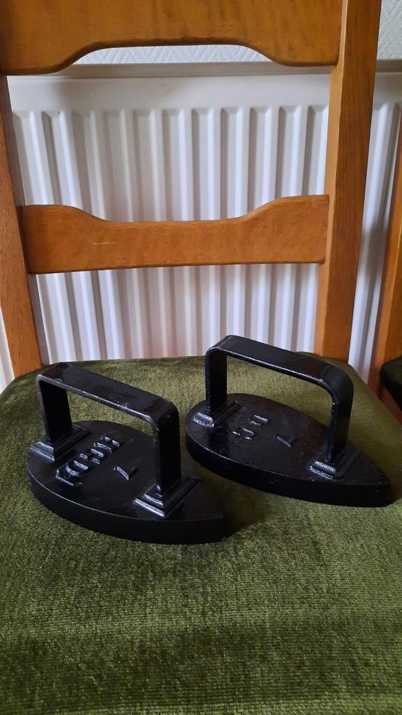 2 antieke ijzeren strijkijzers "7hgd" €7 per stuk, Antiek en Kunst, Ophalen