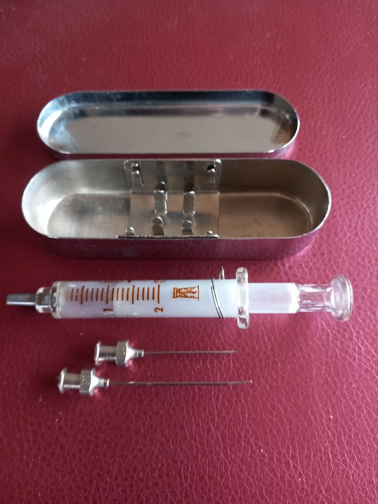 Curiosa (oud injectiedoosje), Ophalen