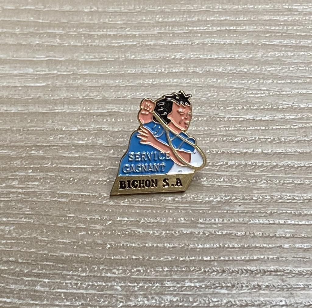 PIN - BICHON S.A. - SERVICE GAGNANT - TENNIS, Verzenden, Gebruikt, Overige onderwerpen, Speldje of Pin