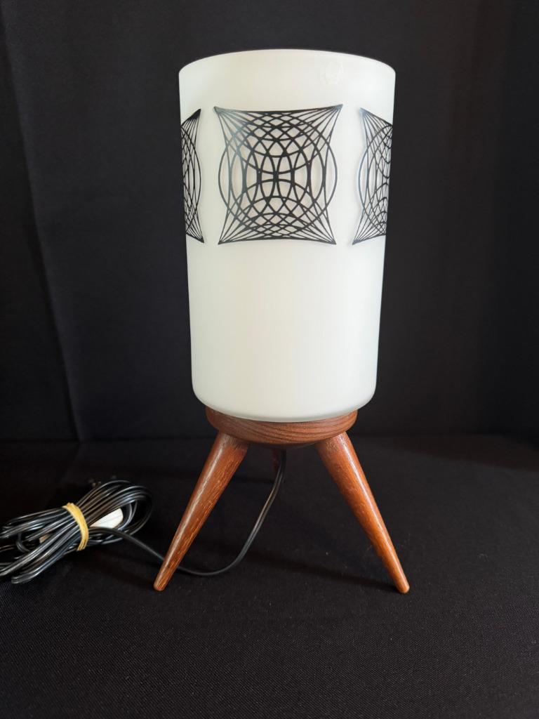 MCM lampje in teakhout en melkglas met grafische decors, Ophalen of Verzenden
