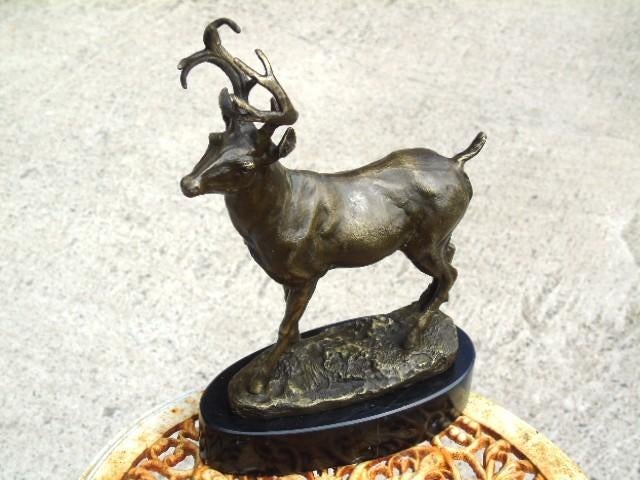 bronzen hert op marmeren sokkel, gesigneerd, MILO., Antiek en Kunst, Ophalen of Verzenden, Brons