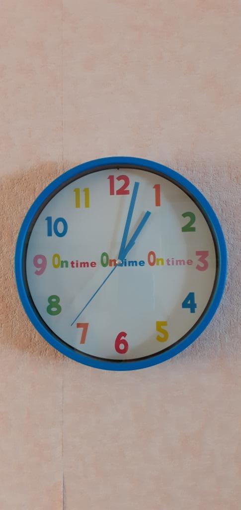Horloge murale colorée 'on time'  *, Enlèvement, Utilisé, Analogique, Horloge murale
