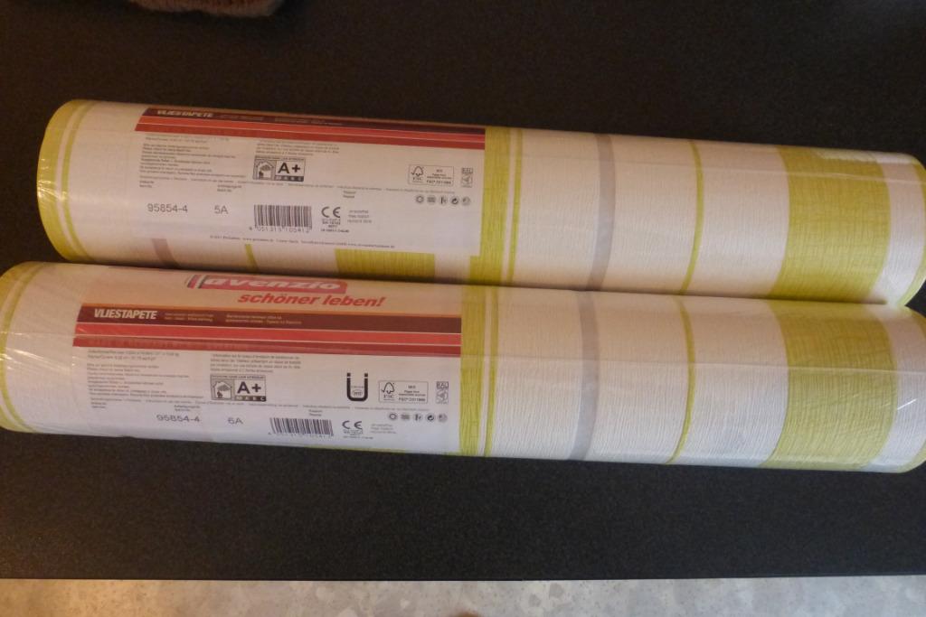 2 rollen behang papier  wit met grijs en groene/ gelestreep, Verzenden, Groen