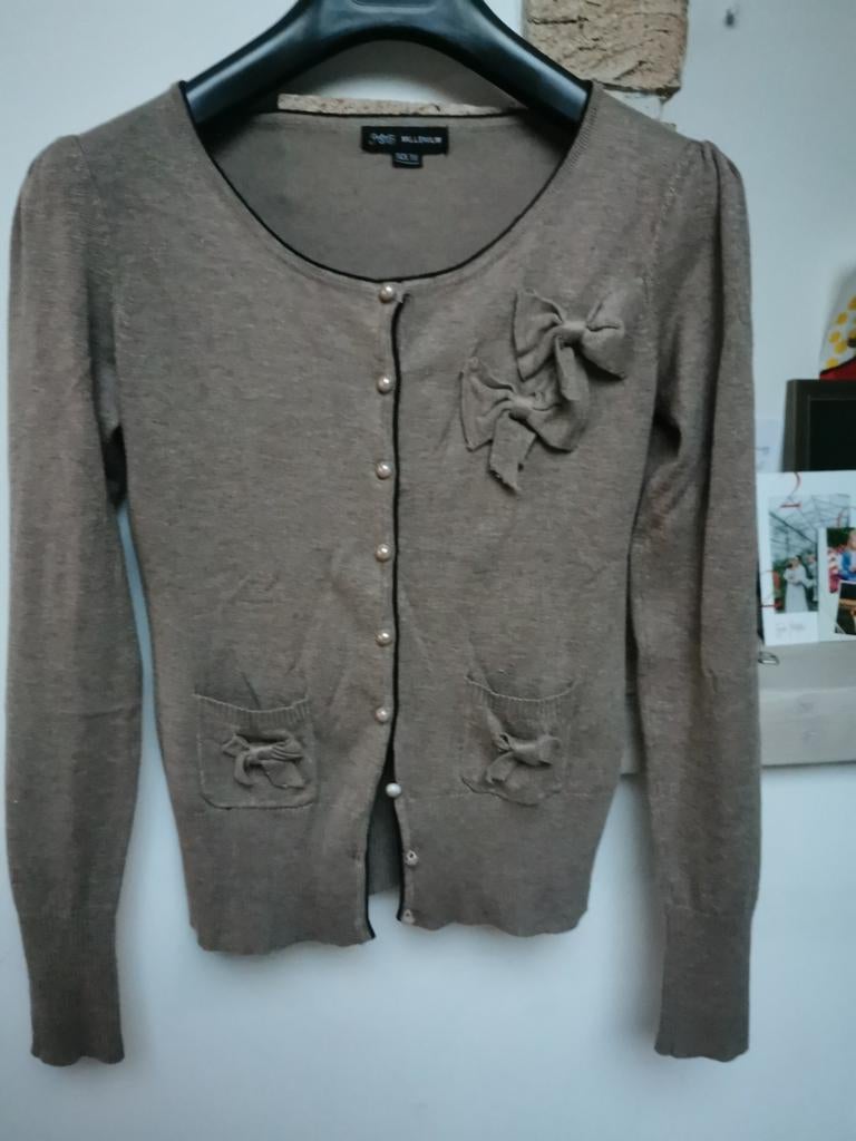 Heel mooi cardigan truitje van Millénium, Ophalen of Verzenden, Zo goed als nieuw, Beige