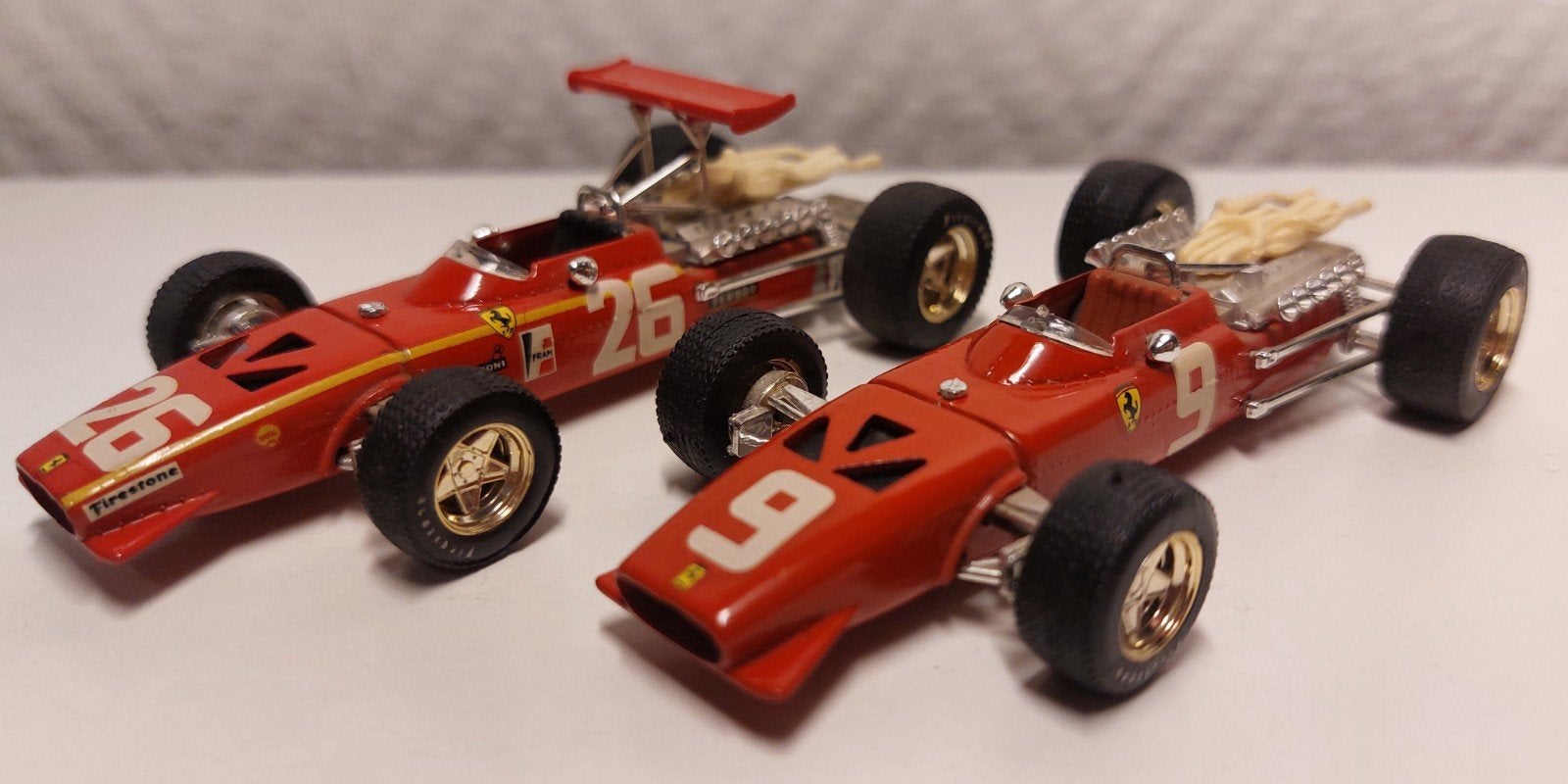 2 x Ferrari F1 racewagens rood schaal 1/43, Ophalen of Verzenden, Zo goed als nieuw, Auto, Overige merken