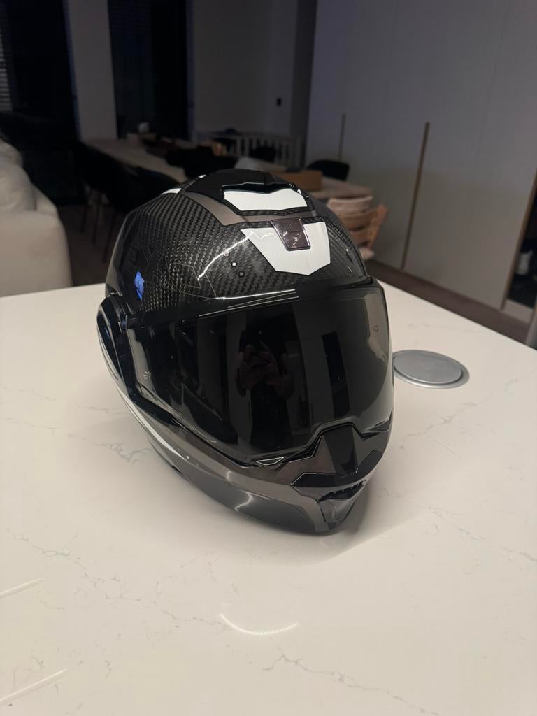 Carbone Scorpion EXO, Enlèvement, L