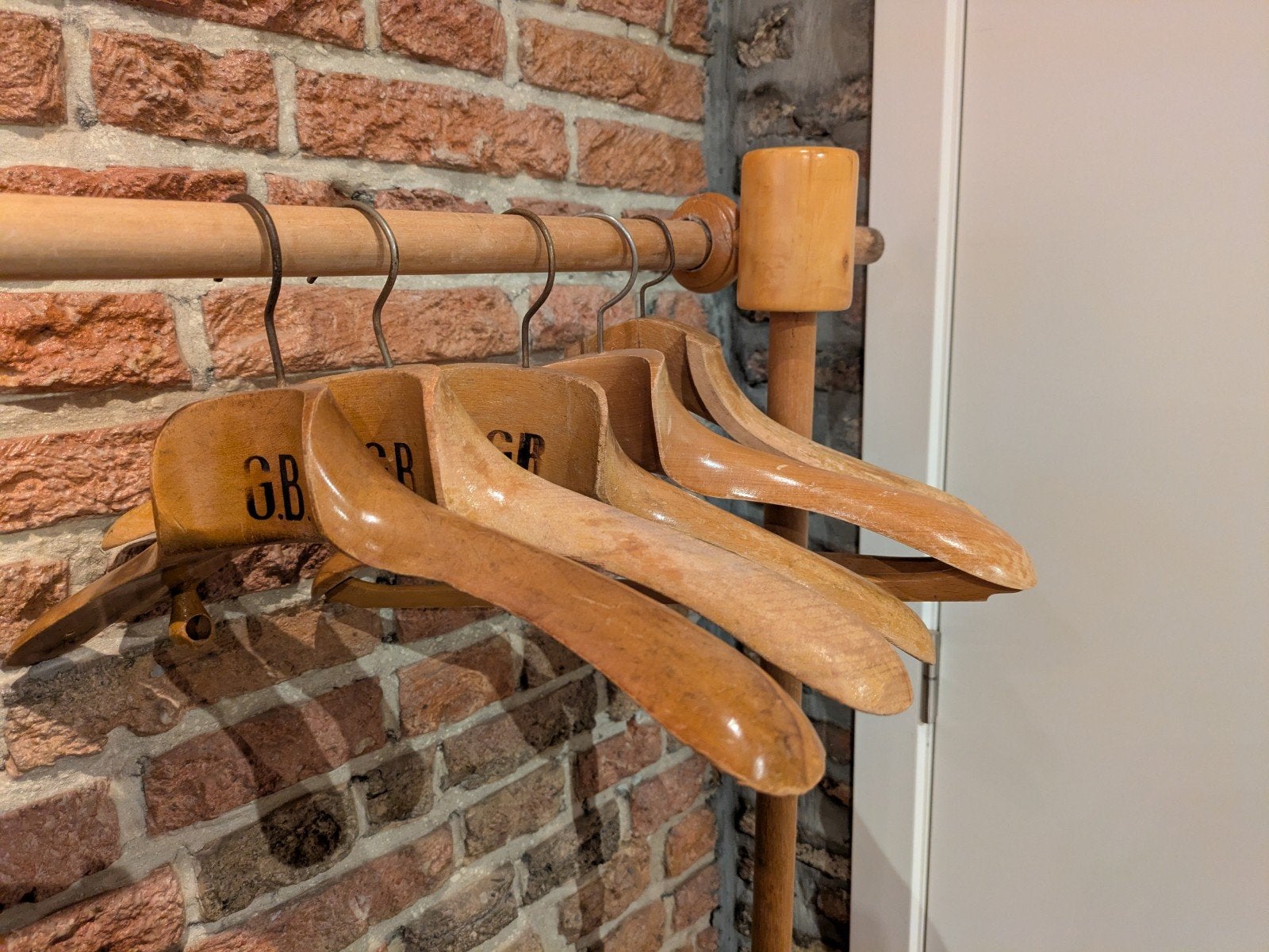 Cintres anciens en bois - lot de 5, Enlèvement ou Envoi, Utilisé, Bois, Adultes