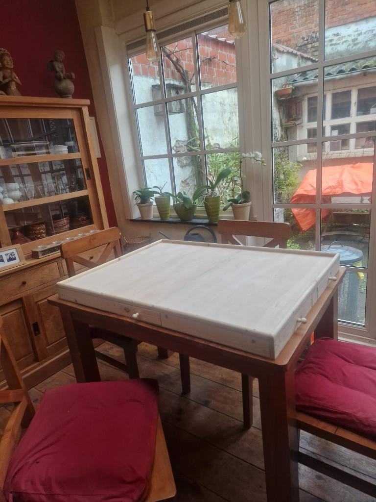 Eettafel met 4 bijpassende stoelen in grenen + puzzeltafel, Ophalen, Gebruikt, Modern/koloniaal, Vier personen