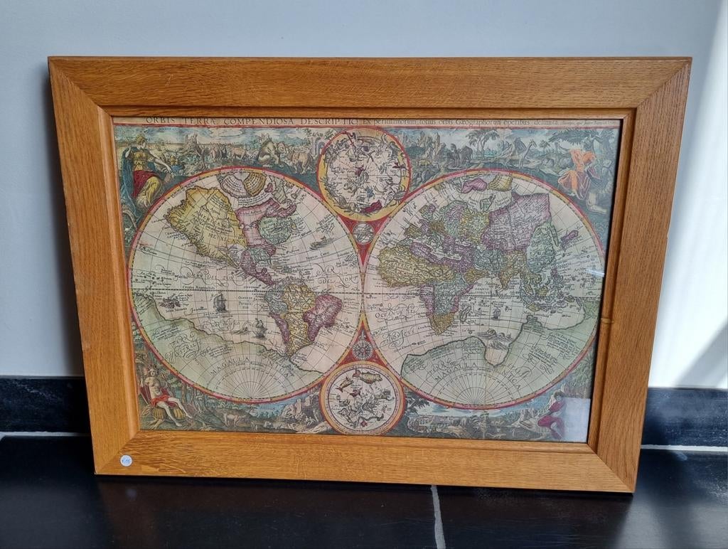 Houten kader met oude wereldkaart €18, Ophalen