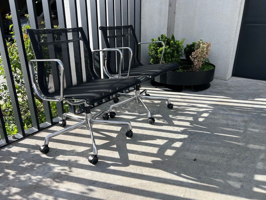 Chaises en tissu Eames EA108 de Vitra avec roulettes, Enlèvement ou Envoi, Comme neuf, Noir, Chaise de bureau