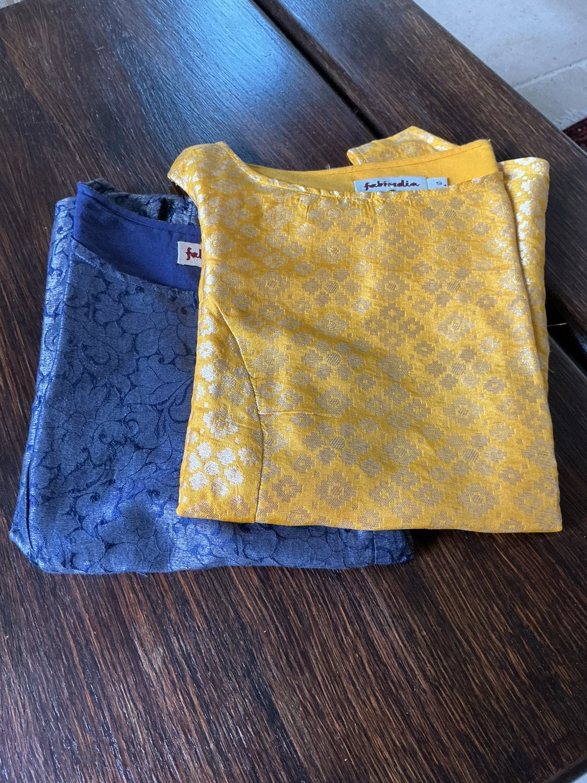 2 hauts identiques, couleur différente, 32 % soie, taille XS, Vêtements | Femmes, Tops, Enlèvement ou Envoi, Porté, Taille 34 (XS) ou plus petite