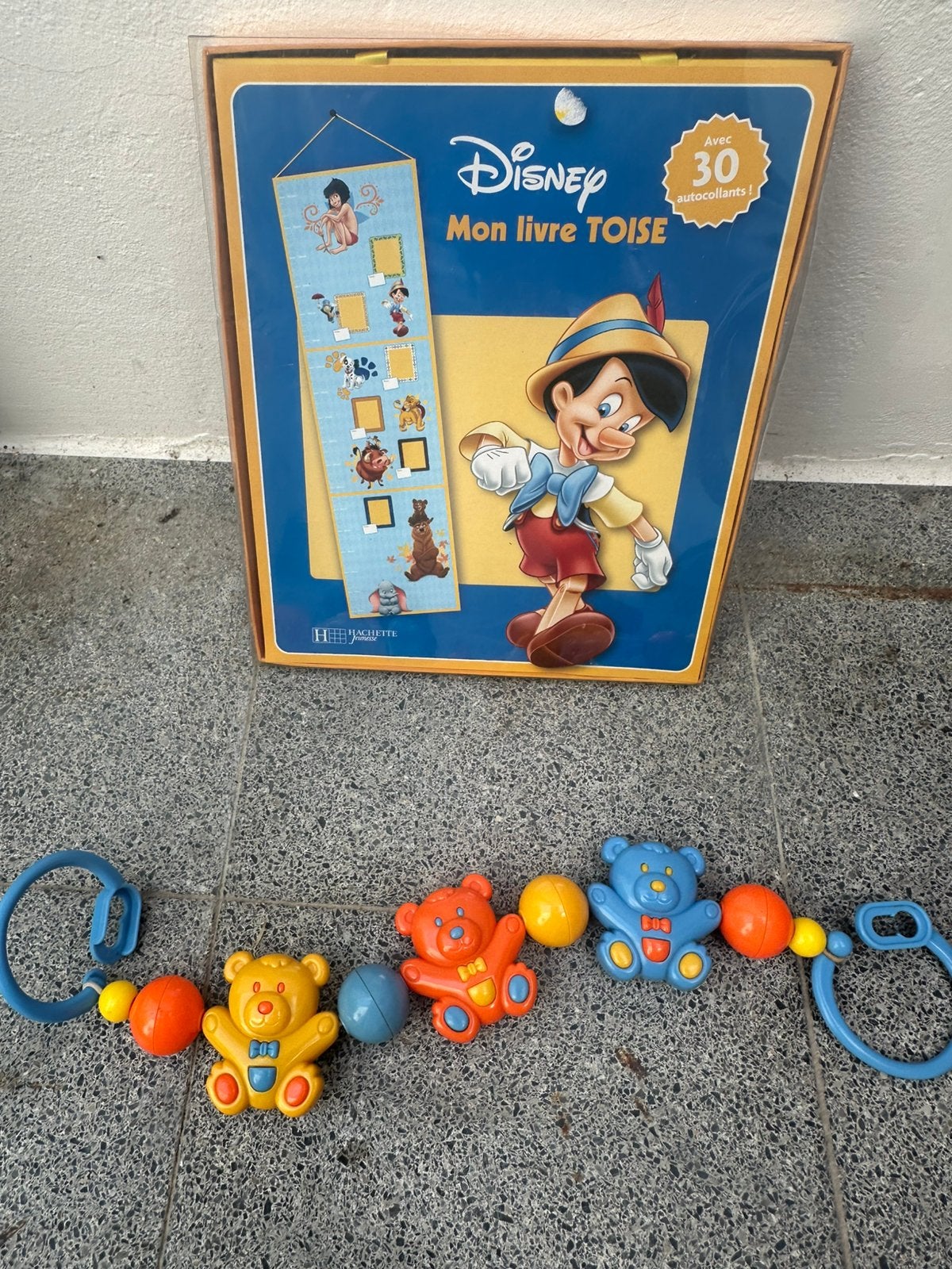 Livre toise Pinnochio + mobile, Enlèvement, Comme neuf