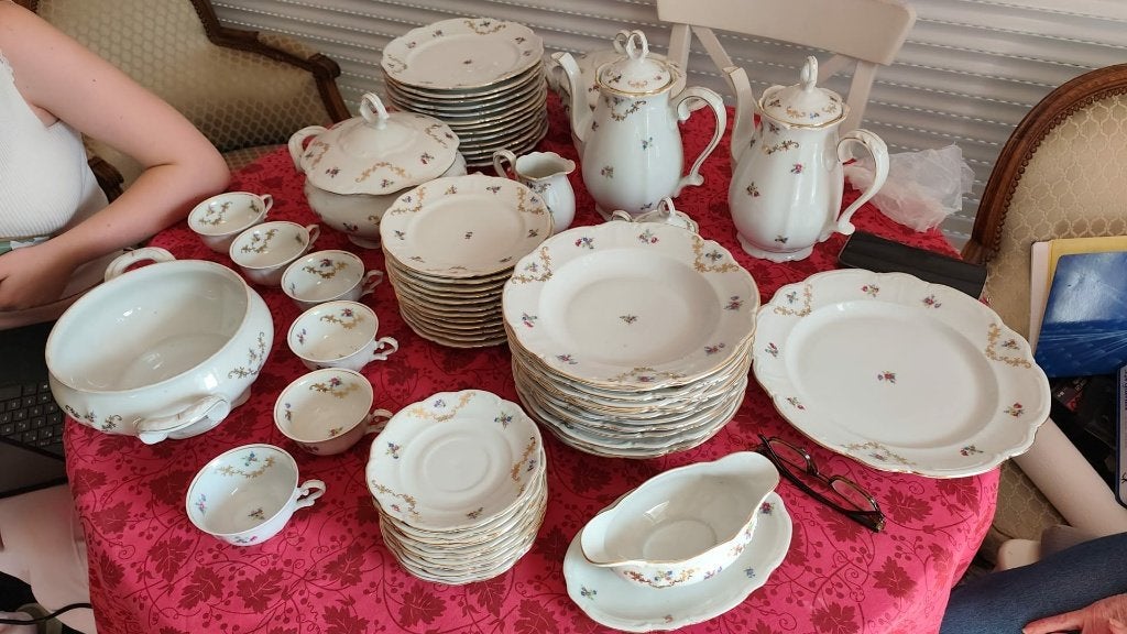 Groot antiek porseleinen servies florale en gouden decoratie, Ophalen