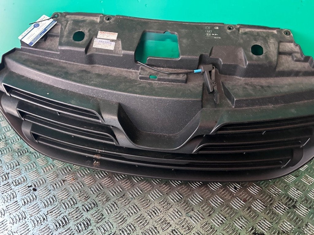 GRILLE Renault Trafic Passenger (1JL / 2JL / 3JL / 4JL), Auto-onderdelen, Gebruikt, Renault, Peter-Huppertz-Straße 5
51063  Köln, DE