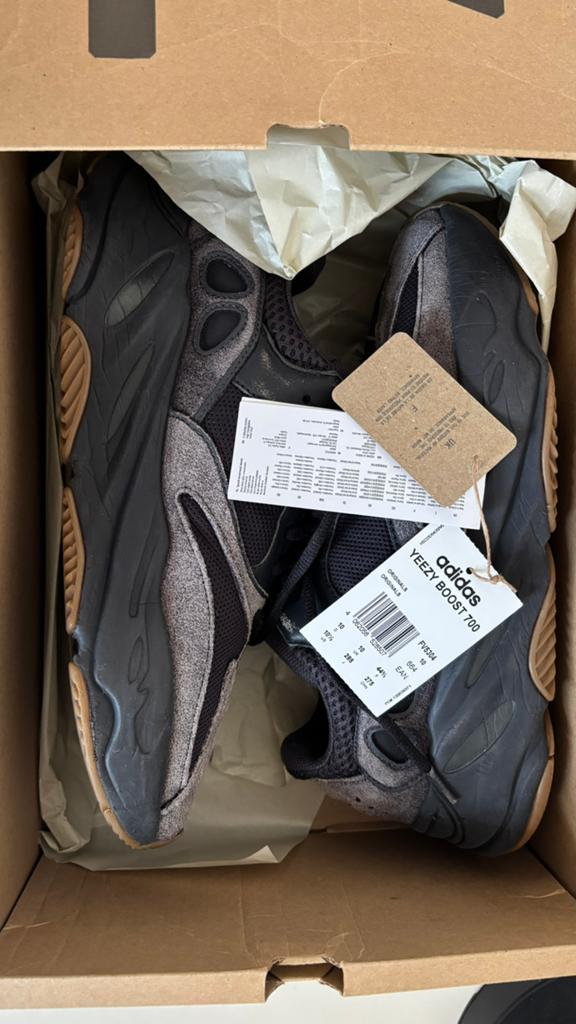 Adidas Yeezy Boost Shoes, Bruin, Ophalen of Verzenden, Zo goed als nieuw, Sneakers